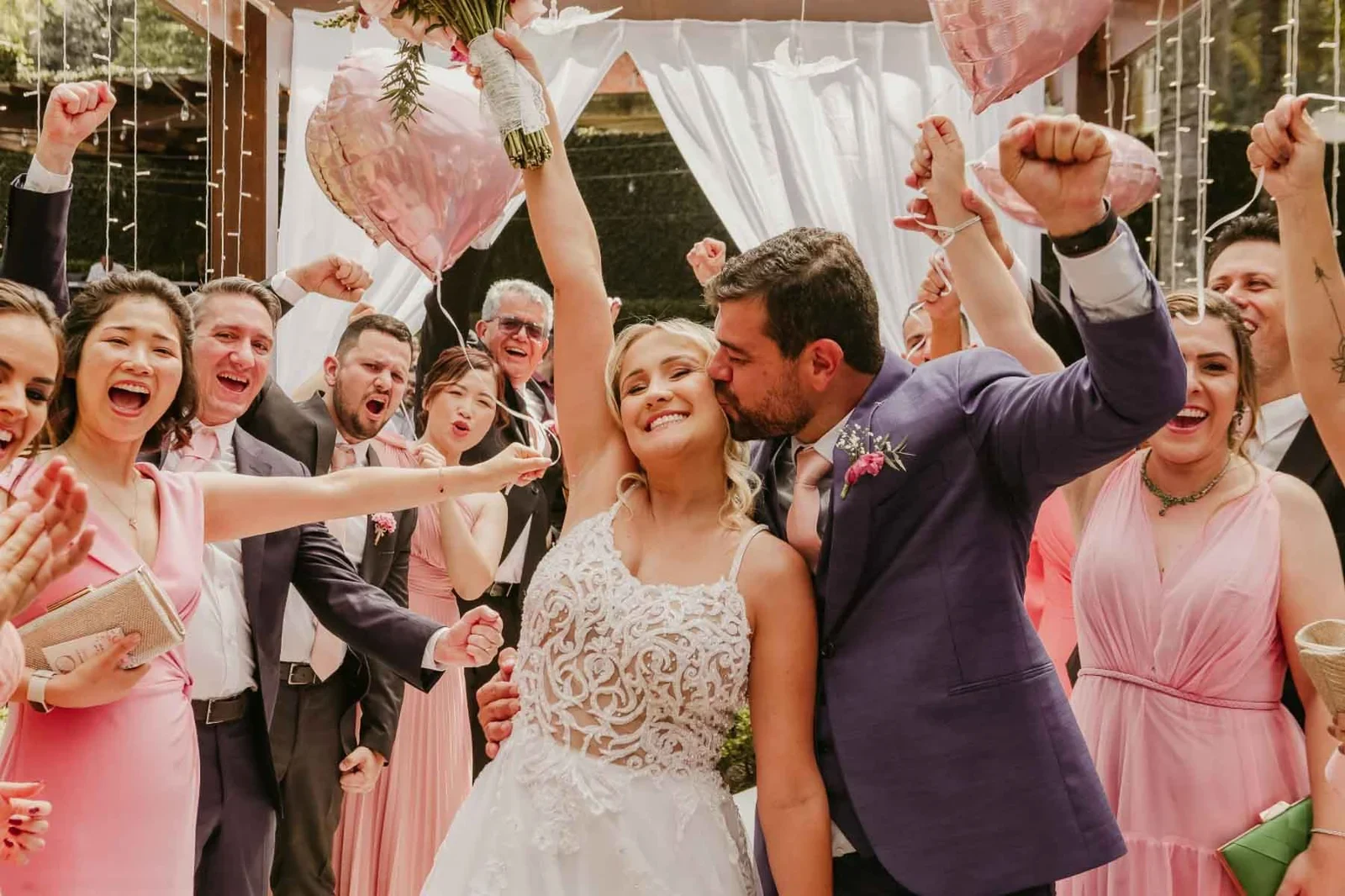 Casal celebrando com seus convidados no Alpes Serrano