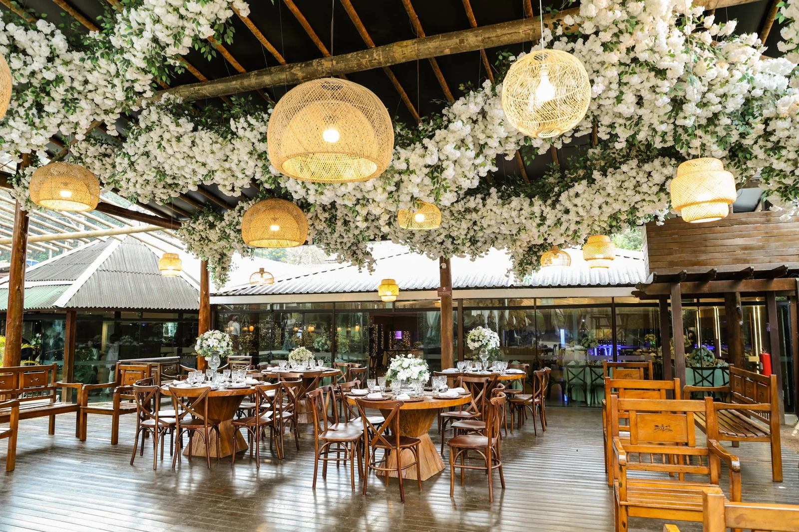Ambiente decorado do Alpes Serrano, com vegetação, madeira e iluminação acolhedora